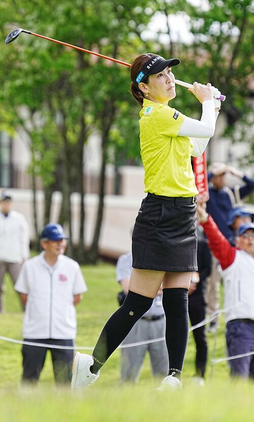 リゾートトラストレディース第2日 10番、ティーショットを放つ福田真未(撮影・小沢裕)