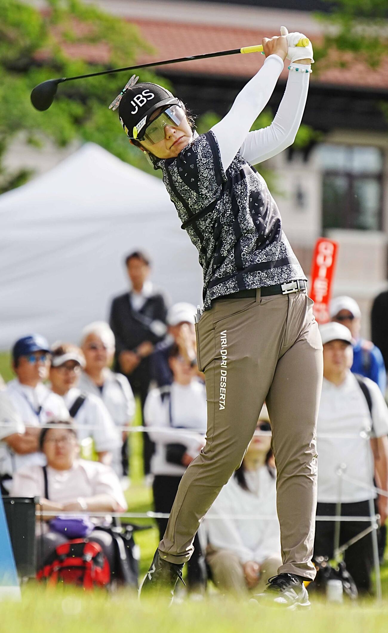 リゾートトラストレディース第2日　10番、ティーショットを放つ藤田さいき（撮影・小沢裕）