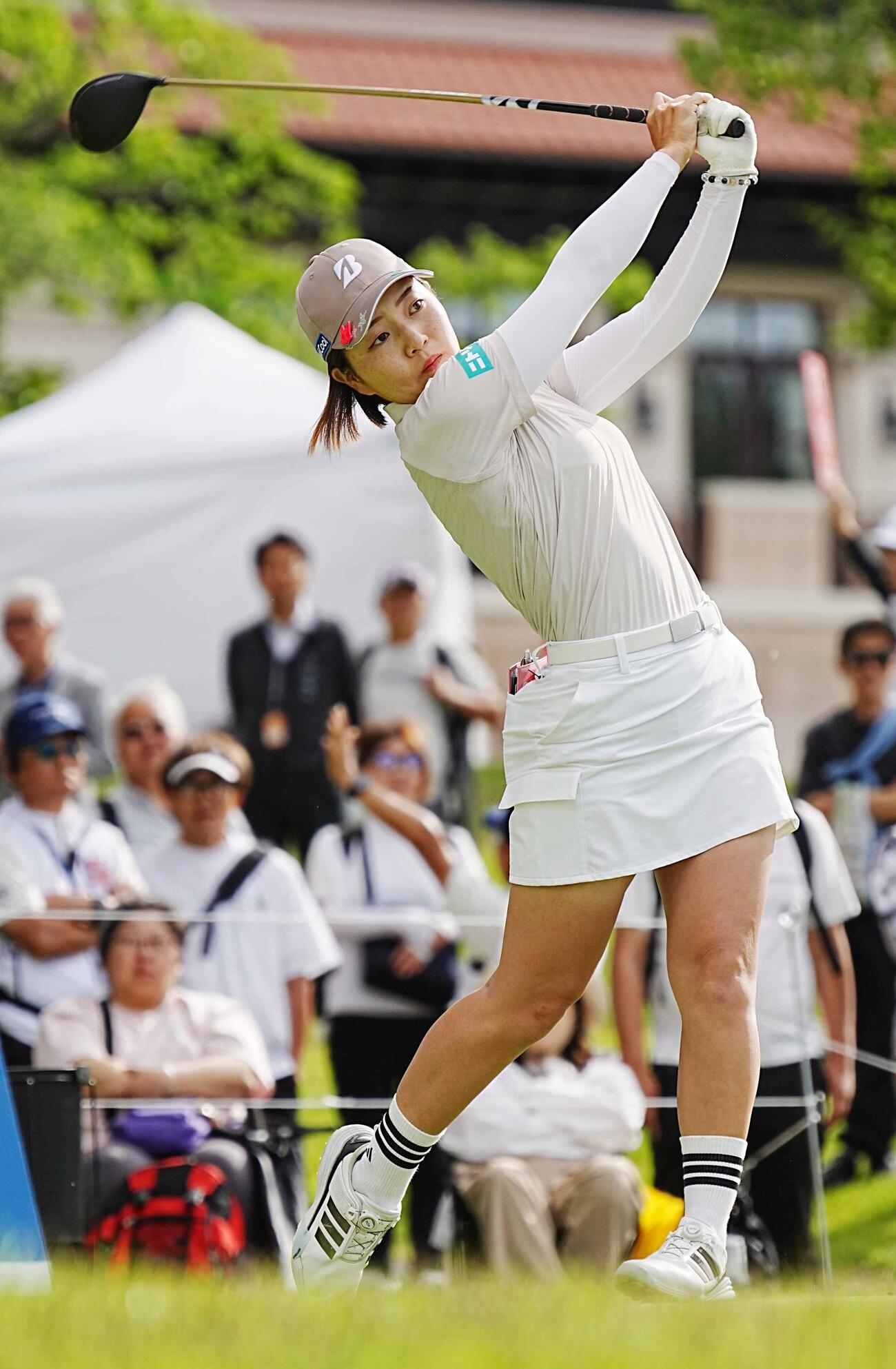 リゾートトラストレディース第2日　10番、ティーショットを放つ佐藤心結（撮影・小沢裕）