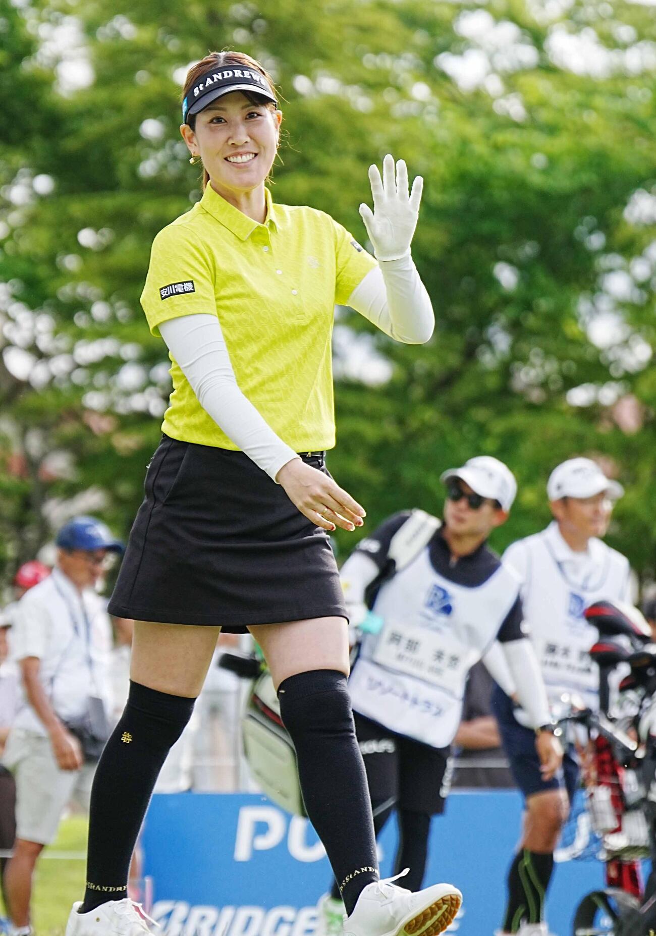 リゾートトラストレディース第2日　10番、ティーショットを終えカメラマンに向かって手を振る福田真未（撮影・小沢裕）