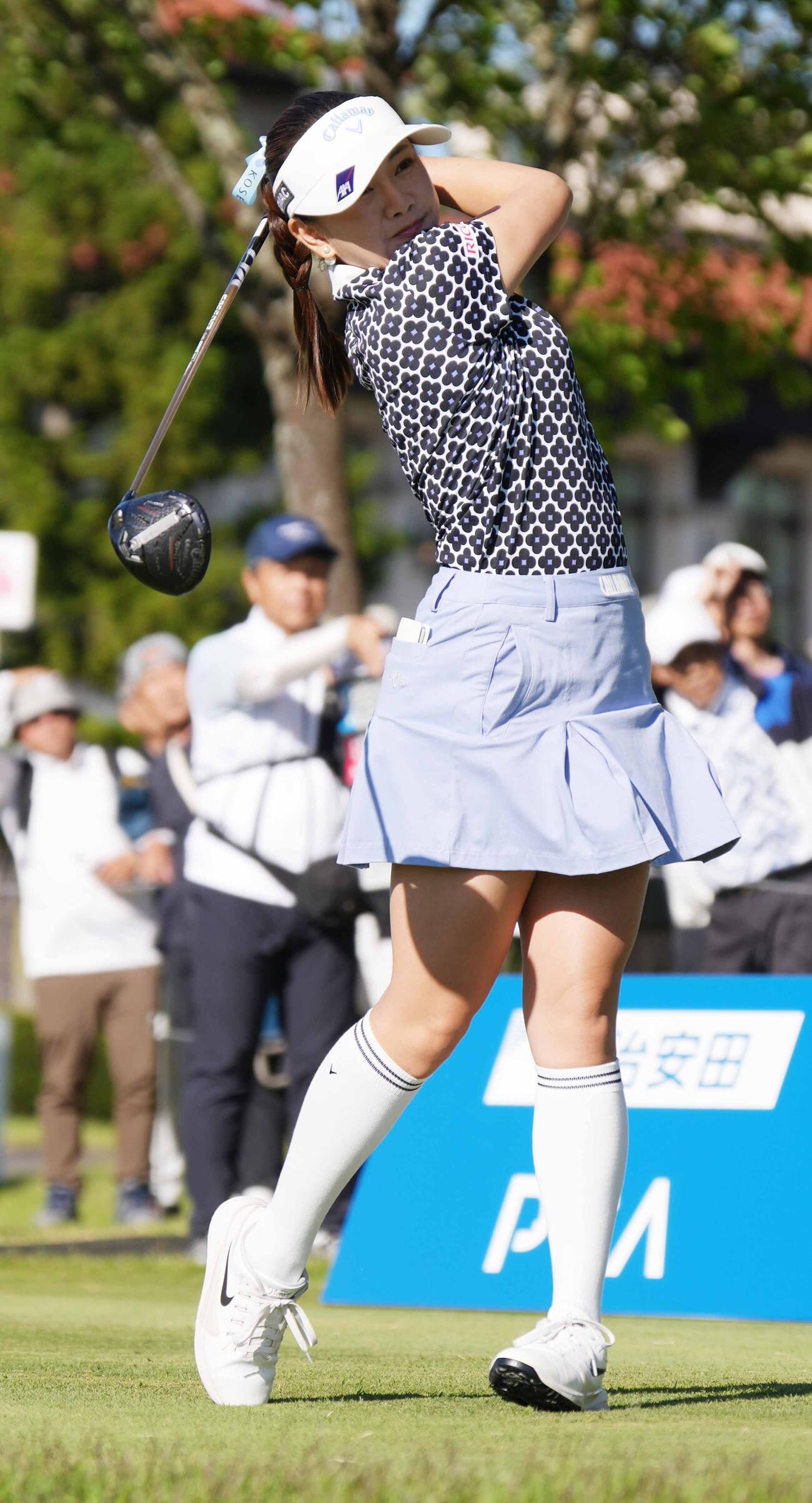 リゾートトラストレディース第2日　1番、ティーショットを放つ河本結（撮影・小沢裕）