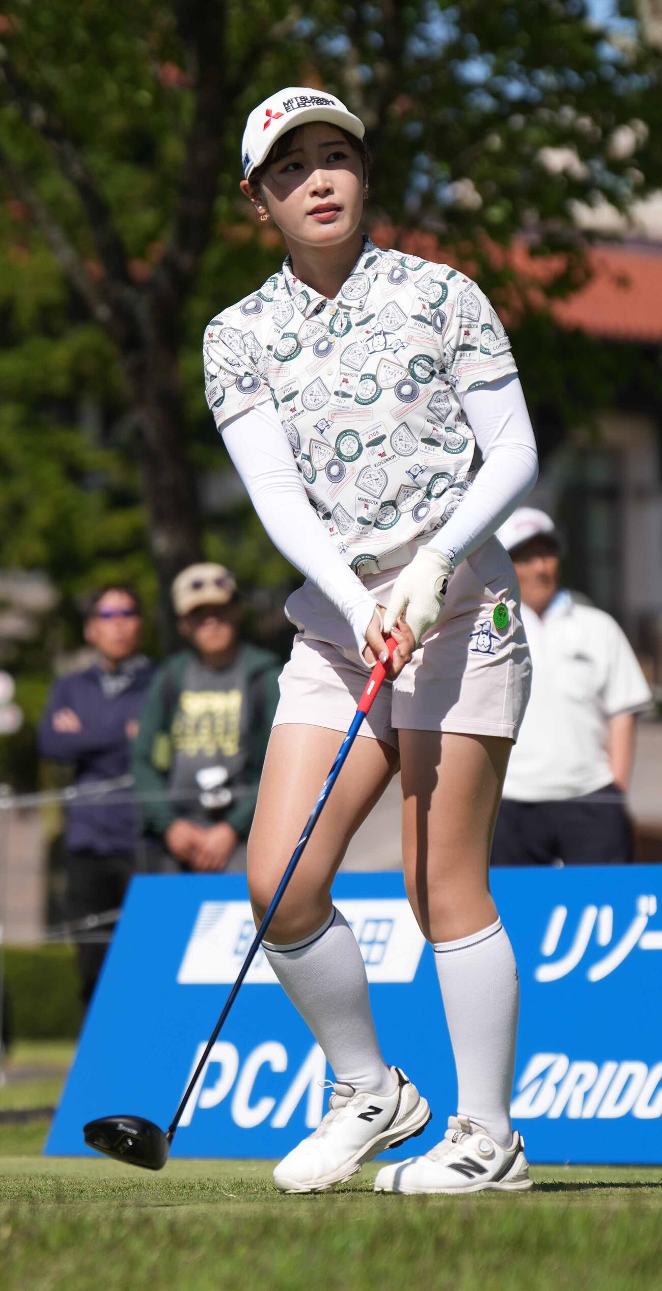 リゾートトラストレディース第2日　1番、ティーショットの打球を見つめる吉沢柚月（撮影・小沢裕）