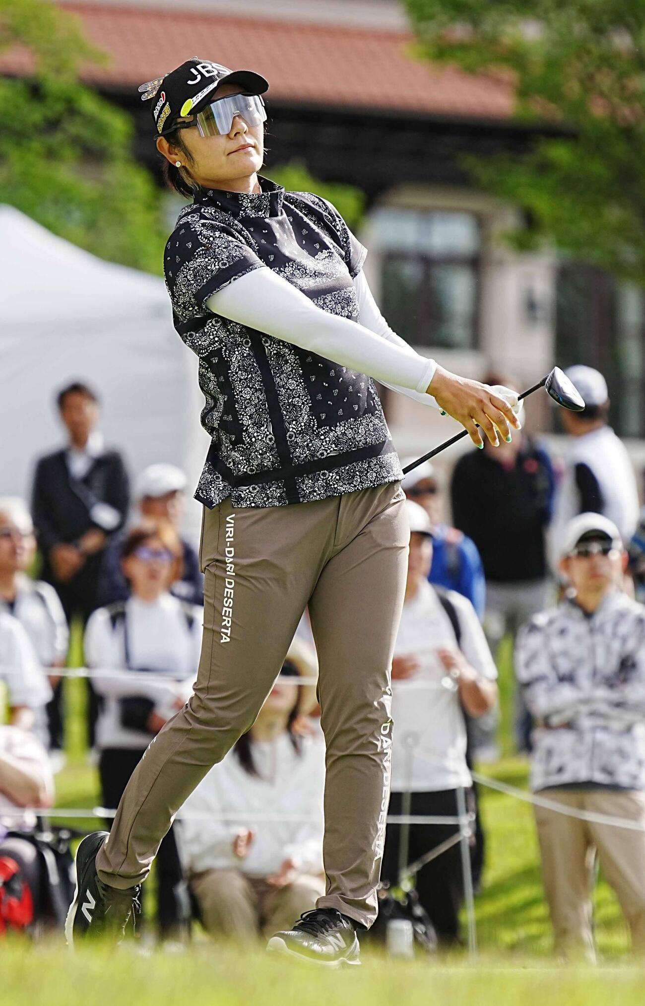 リゾートトラストレディース第2日　10番、ティーショットの打球を見つめる藤田さいき（撮影・小沢裕）
