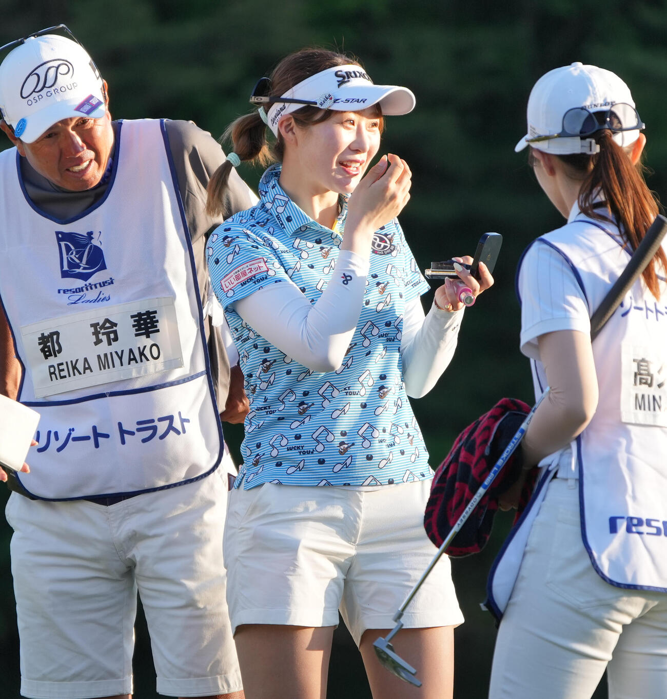 リゾートトラストレディース第2日　最終ホールで単独トップに立ち同伴競技者らと笑顔であいさつする都玲華