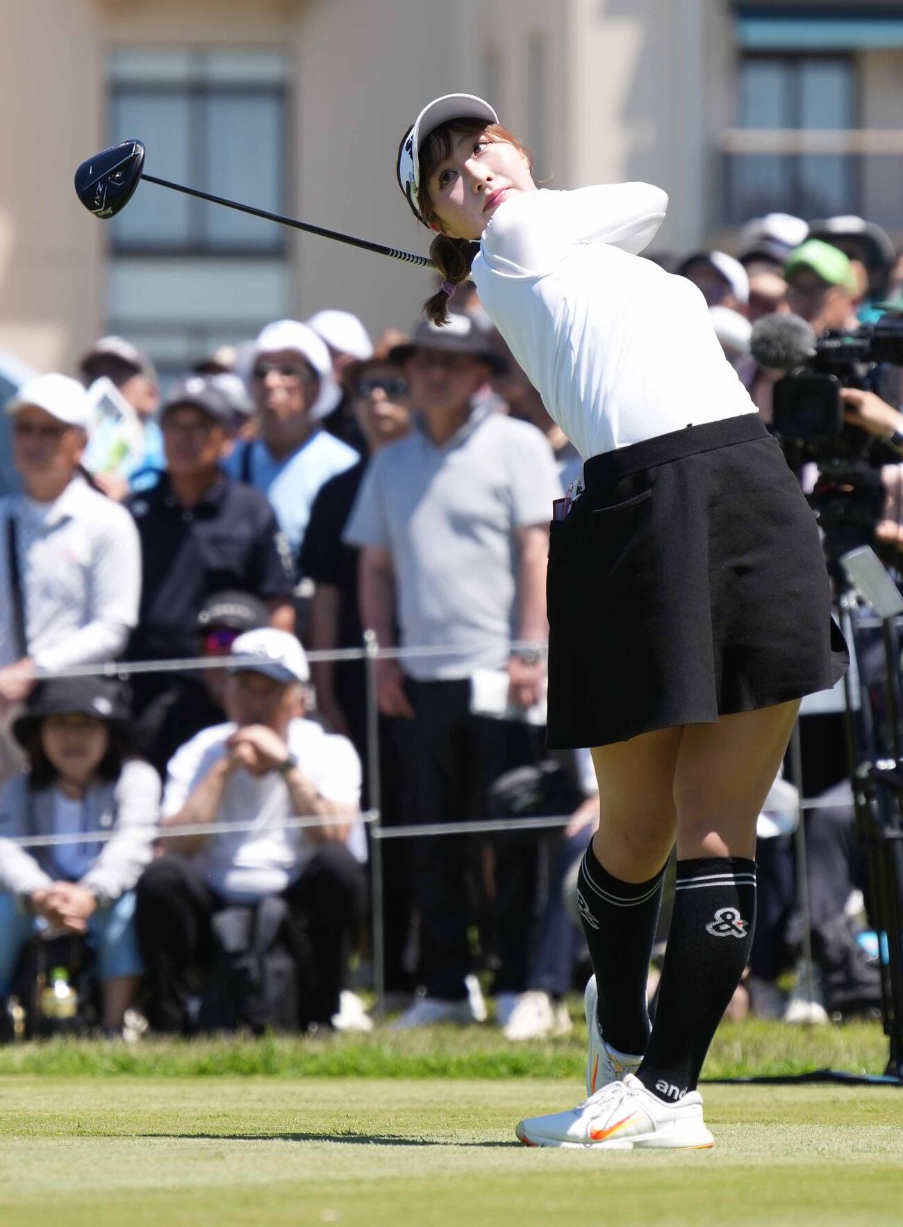 1番、ティーショットを放つ都玲華（撮影・小沢裕）