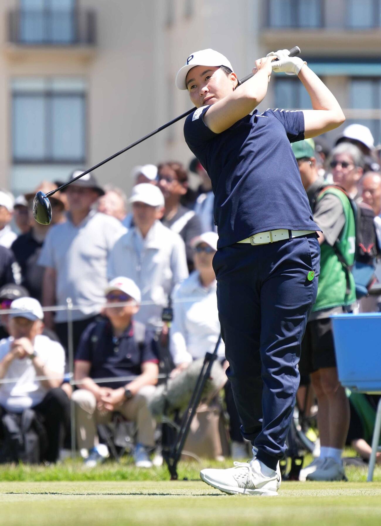 1番、ティーショットを放つ沖せいら（撮影・小沢裕）