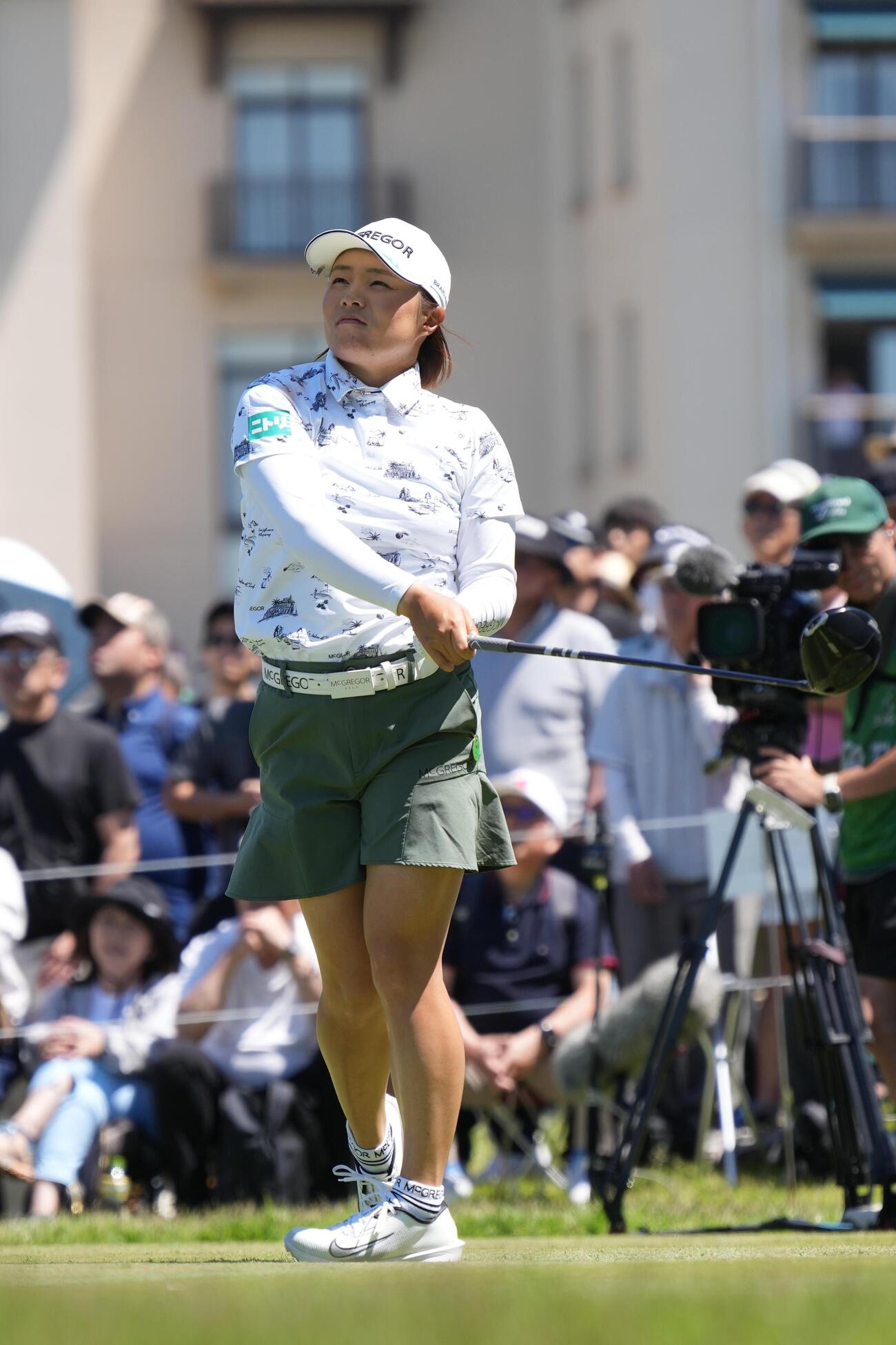 1番、ティーショットを放つ永峰咲希