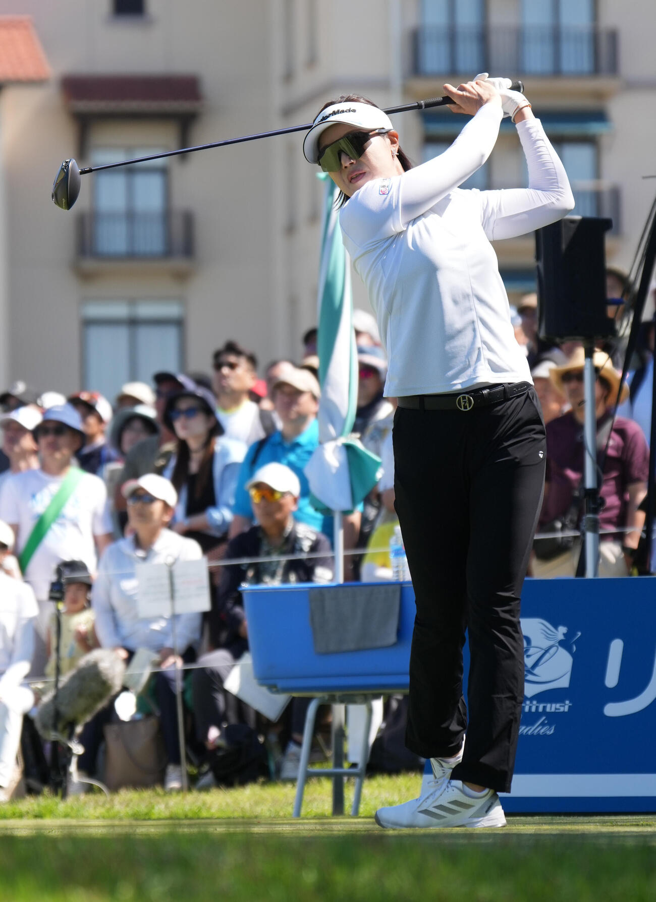1番、ティーショットを放つ全美貞