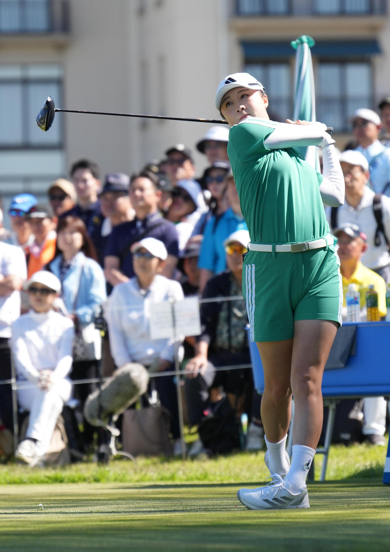 1番、ティーショットを放つ森田遥
