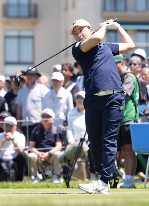 1番、ティーショットを放つ沖せいら(撮影・小沢裕)