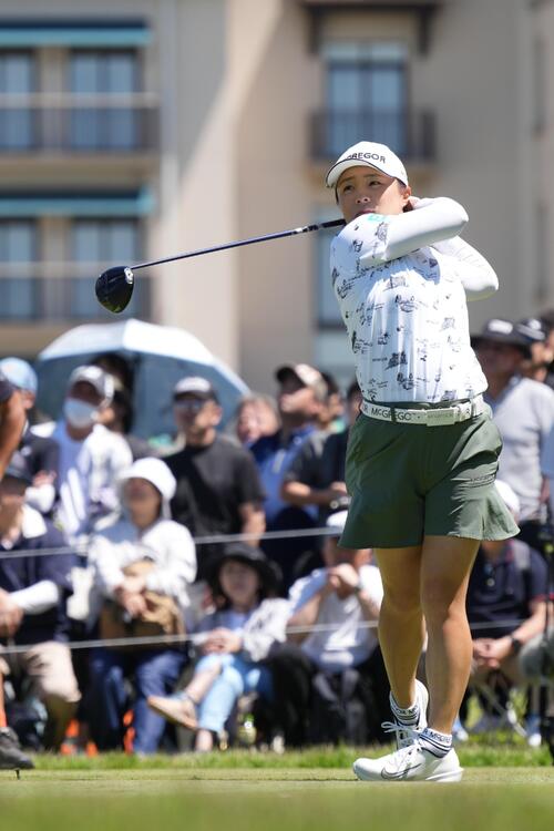 1番、ティーショットを放つ永峰咲希