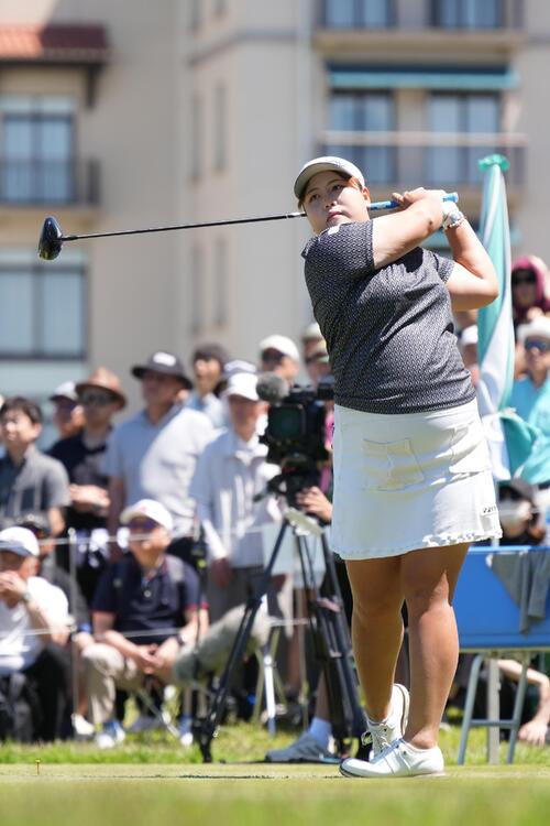 1番、ティーショットの打球を放つささきしょうこ