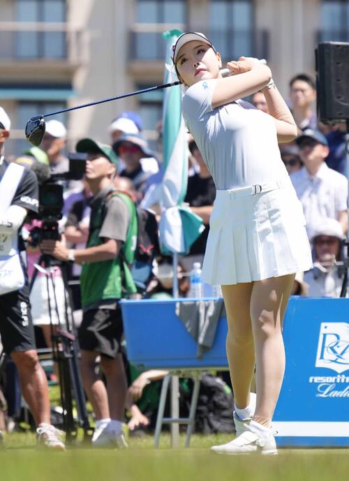 1番、ティーショットを放つセキ・ユウティン(撮影・小沢裕)