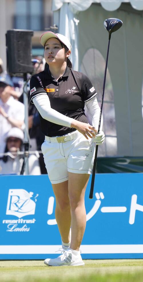 1番、ティーショットの打球を見つめるウー・チャイェン(撮影・小沢裕)