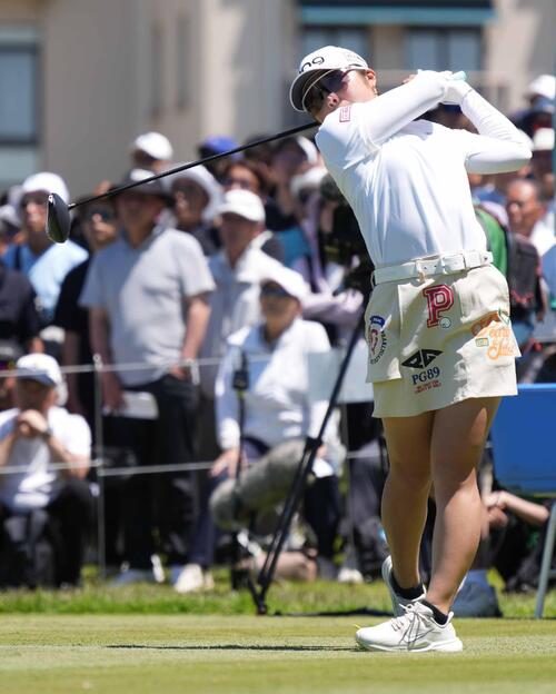 1番、ティーショットを放つ佐久間朱莉(撮影・小沢裕)