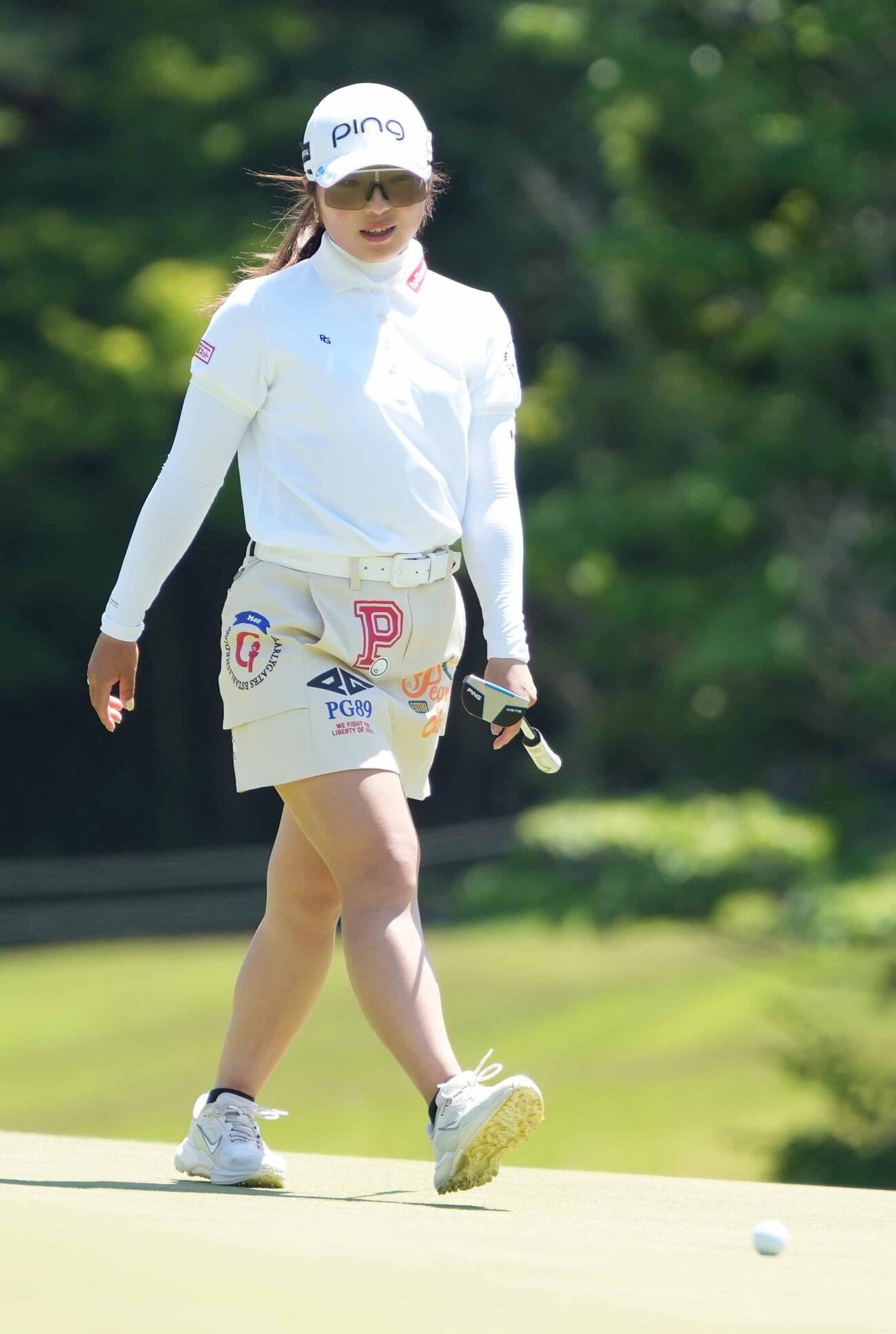9番、バーディーを逃す佐久間朱莉（撮影・小沢裕）