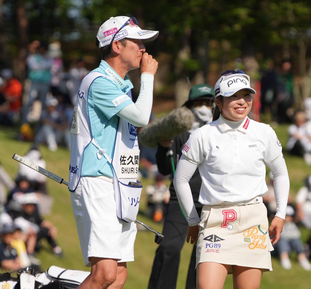 リゾートトラストレディース第3日　18番、バーディーを奪いキャディーと談笑する佐久間朱莉（撮影・小沢裕）