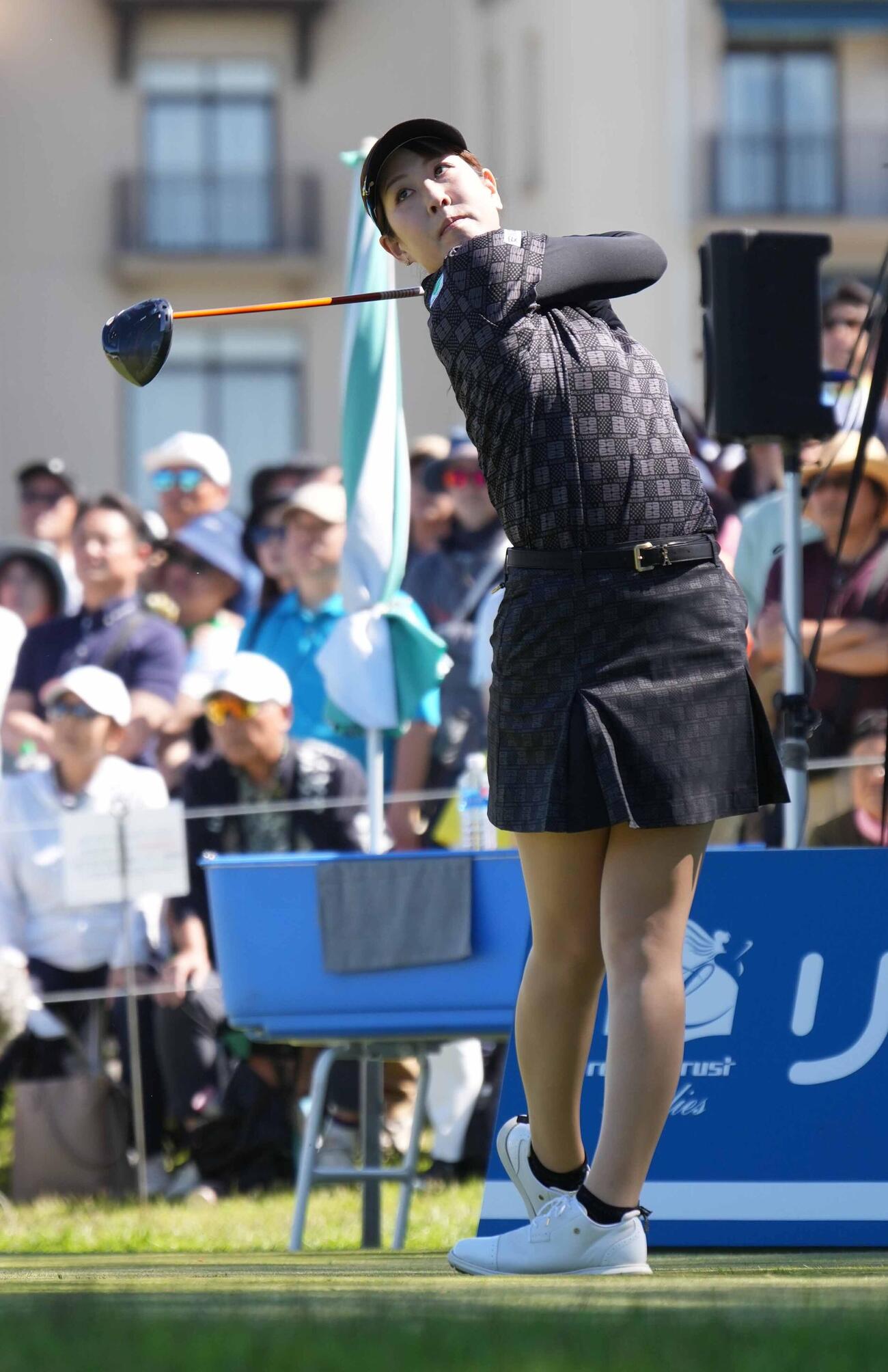 リゾートトラストレディース第3日　1番、ティーショットを放つ福田真未（撮影・小沢裕）