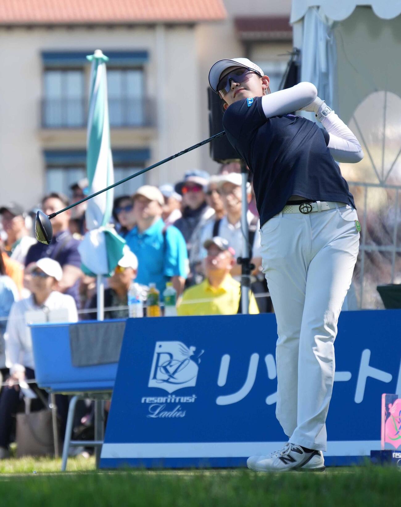 リゾートトラストレディース第3日　1番、ティーショットを放つ加藤麗奈（撮影・小沢裕）