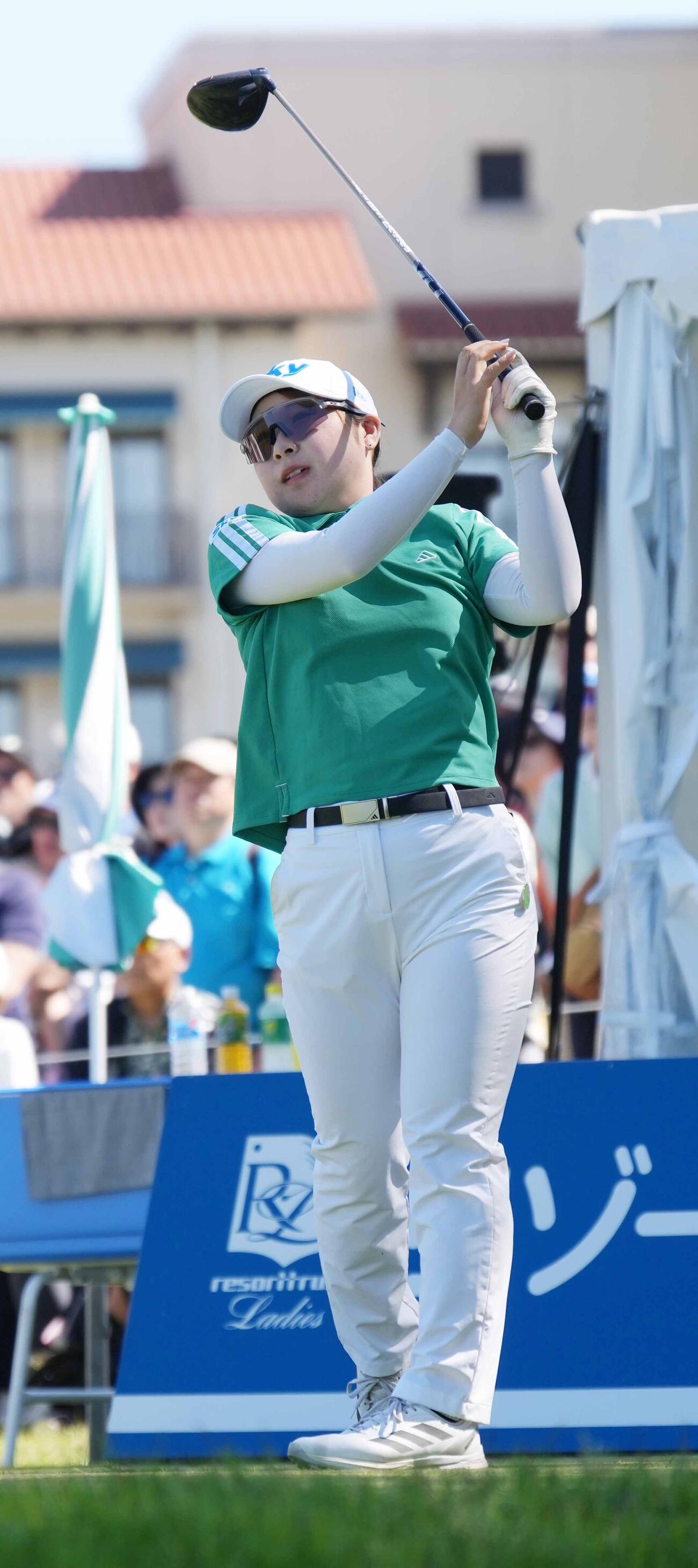 リゾートトラストレディース第3日　1番、ティーショットを放つ荒木優奈（撮影・小沢裕）