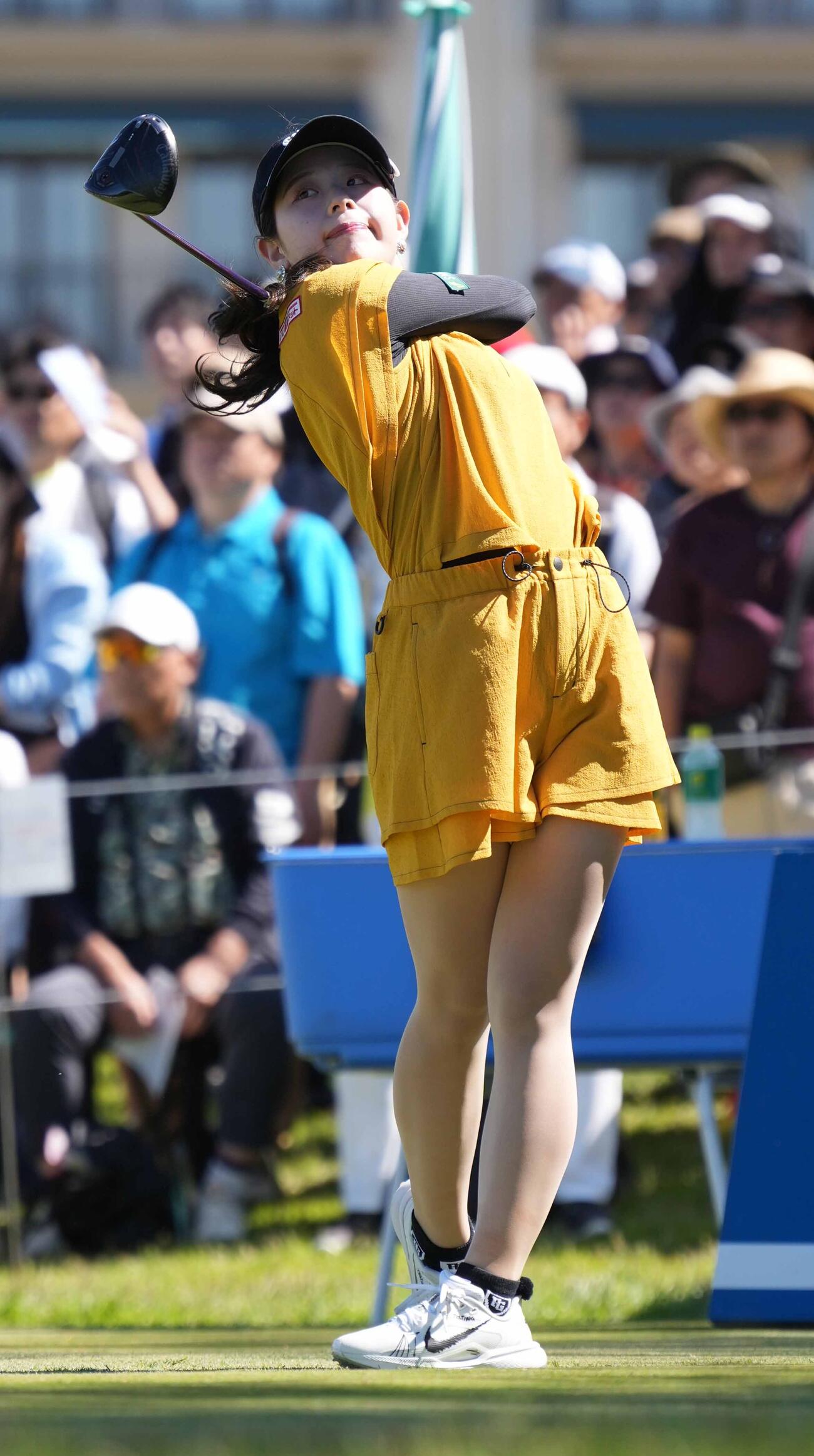 リゾートトラストレディース第3日　1番、ティーショットを放つ吉田鈴（撮影・小沢裕）