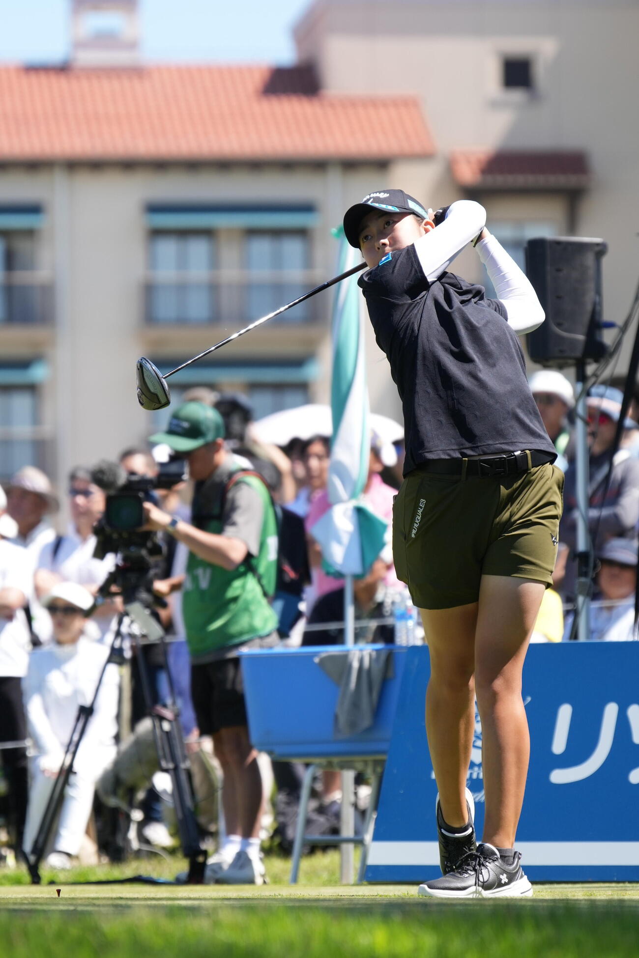 リゾートトラストレディース第3日　1番、ティーショットを放つ後藤あい（撮影・小沢裕）
