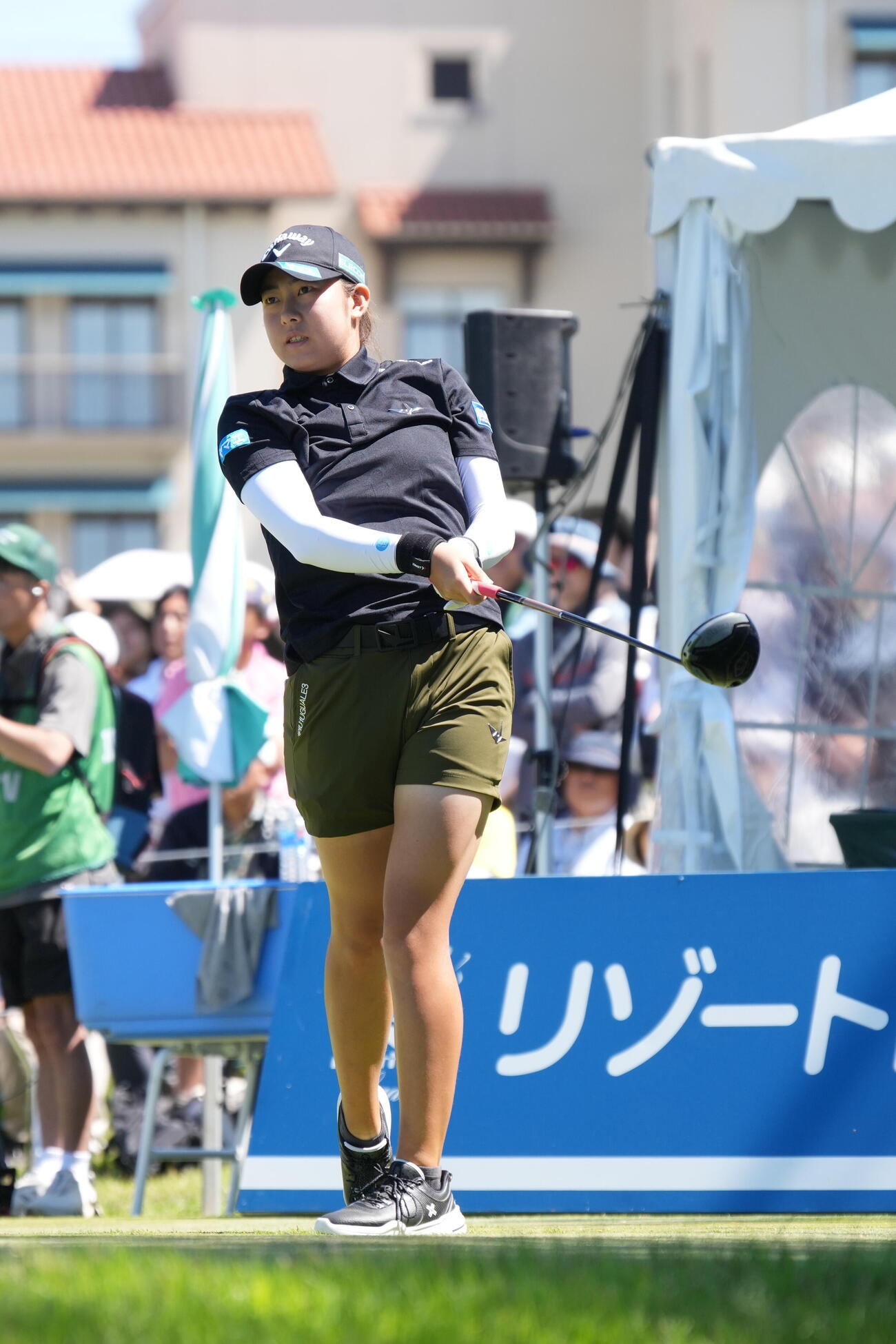 リゾートトラストレディース第3日　1番、ティーショットの打球を見つめる後藤あい（撮影・小沢裕）