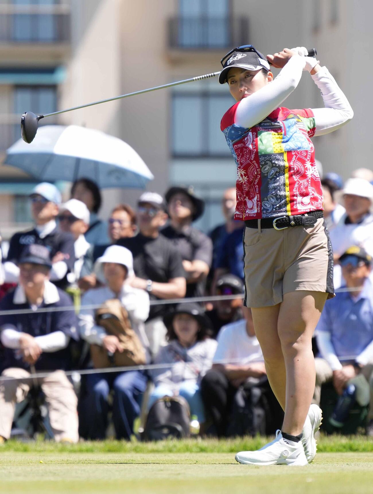 リゾートトラストレディース第3日　1番、ティーショットを放つ笠りつ子（撮影・小沢裕）