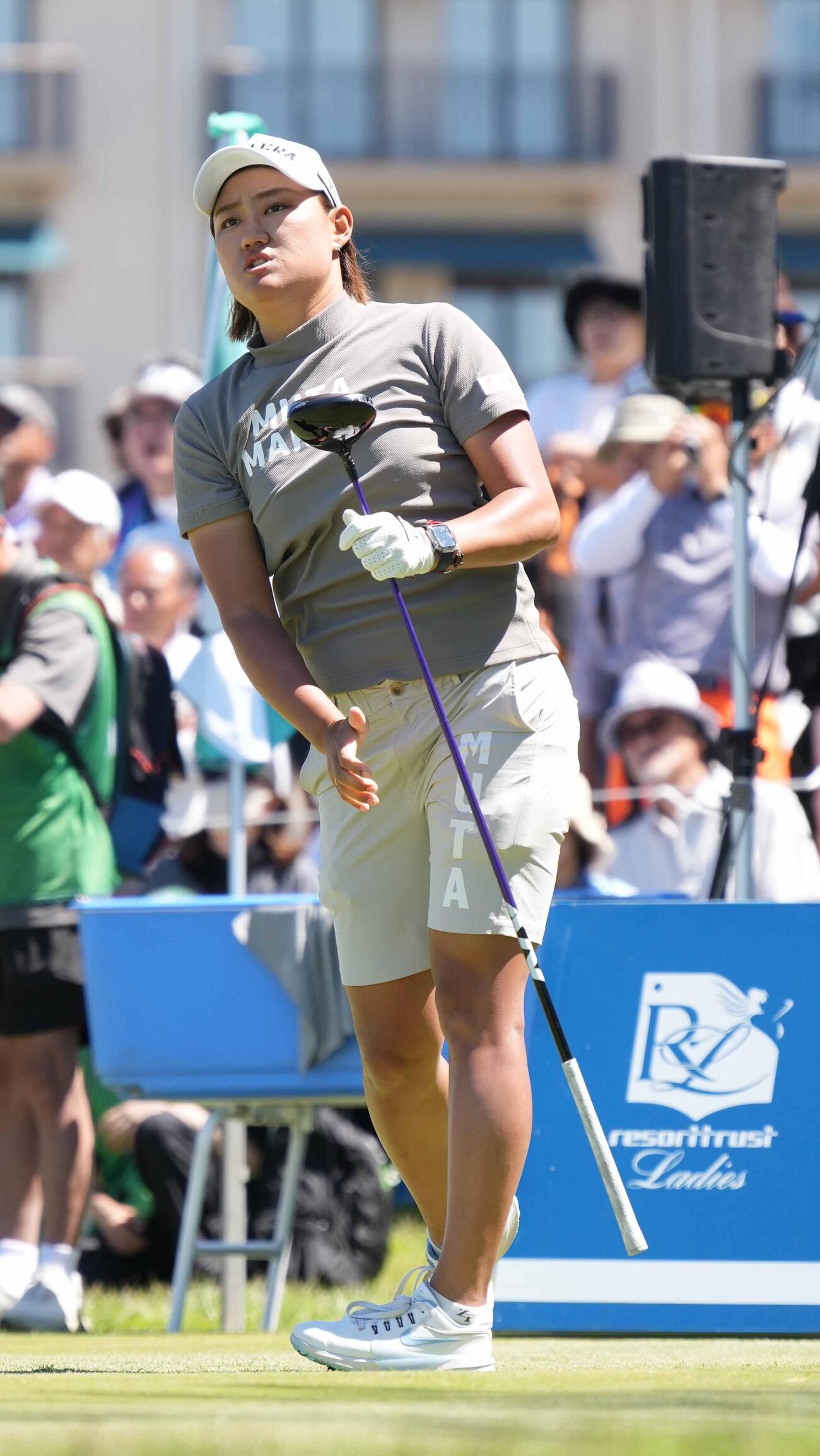 リゾートトラストレディース第3日　1番、ティーショットの打球を見つめる野沢真央（撮影・小沢裕）