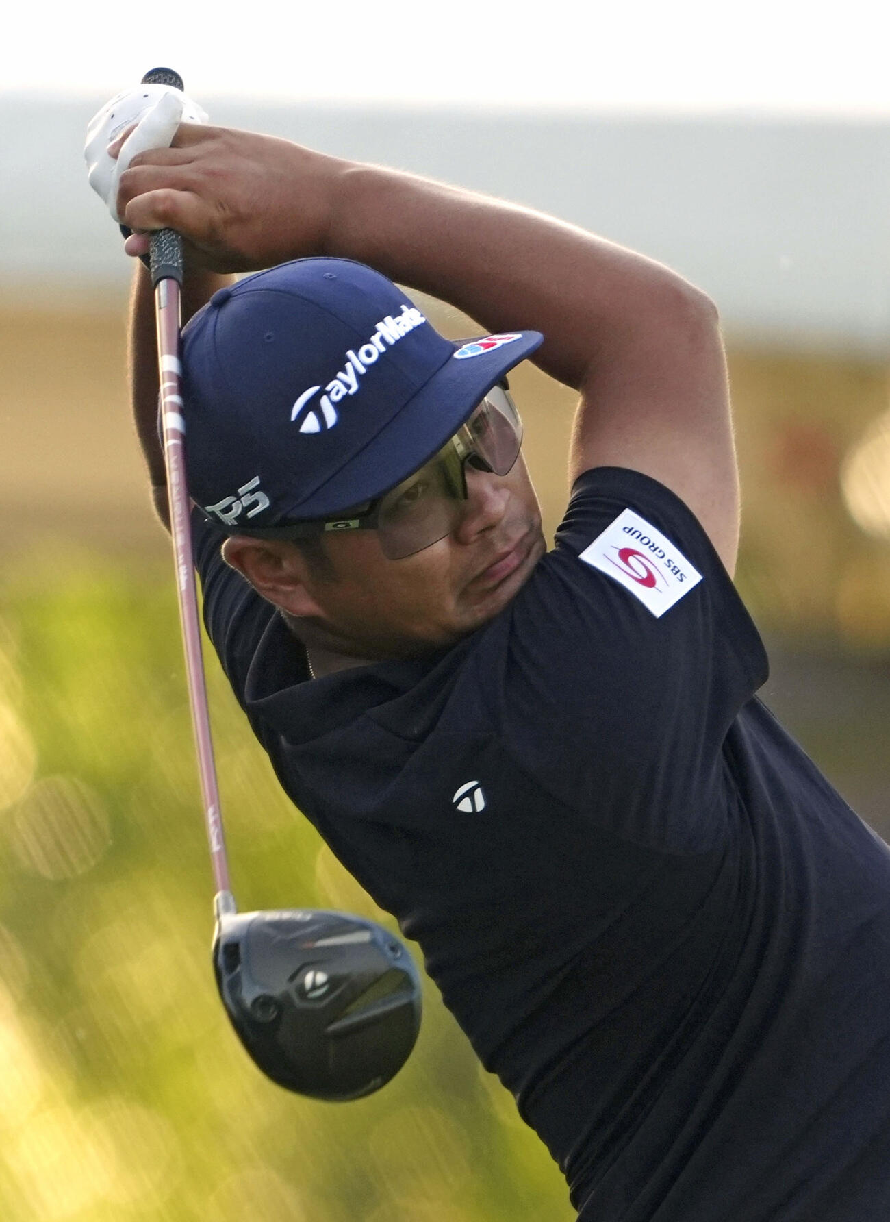 第2ラウンド、12番でティーショットを放つ久常涼。通算6アンダーで15位＝コロニアルCC（共同）
