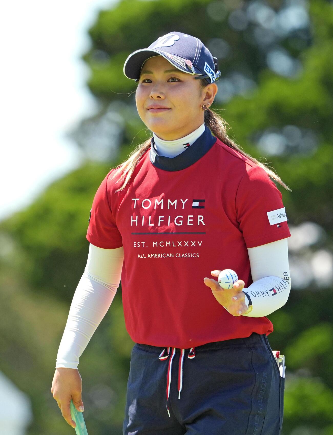 第1ラウンド、5番でバーディーパットを決め、拍手に応える吉田優利。4アンダーで8位＝シービュー（共同）