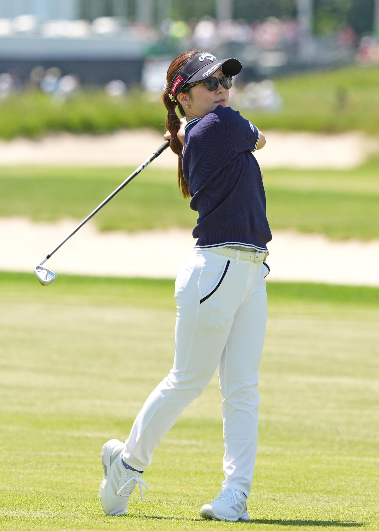 第1ラウンド、4番でショットを放つ西村優菜。2オーバーで90位＝シービュー（共同）