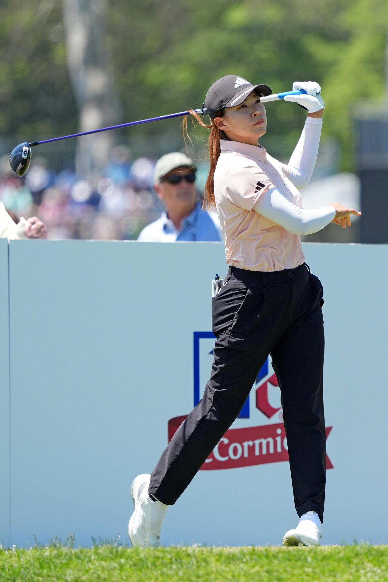 第1ラウンド、4番でティーショットを放ち、ボールの行方を追う渋野日向子。4オーバーで114位（共同）