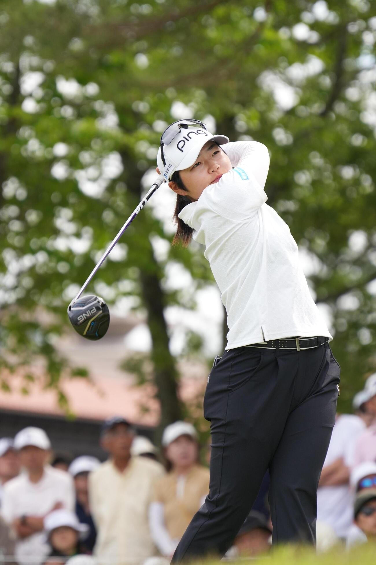 1番、ティーショットを放つ宮沢美咲