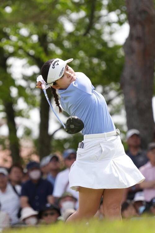 1番、ティーショットを放つ政田夢乃