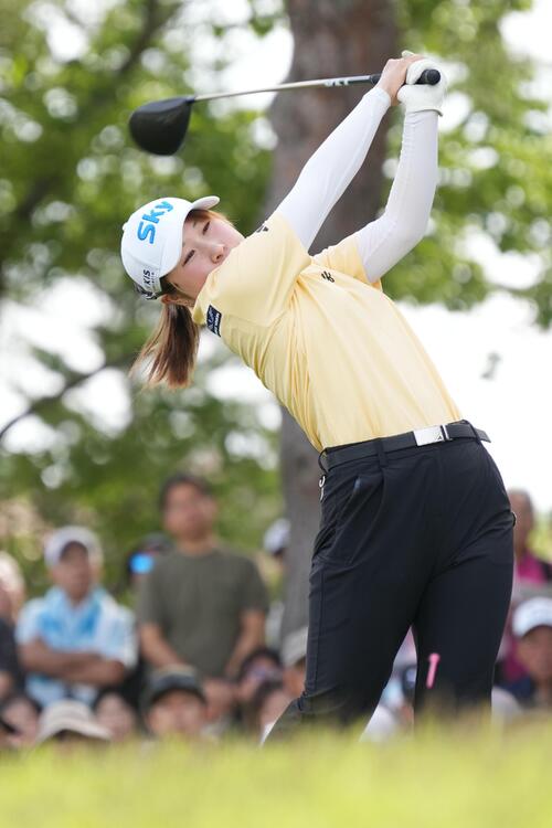 1番、ティーショットを放つ荒木優奈