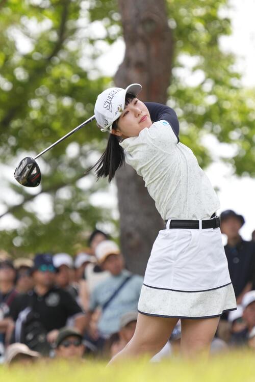 1番、ティーショットを放つ尾関彩美悠
