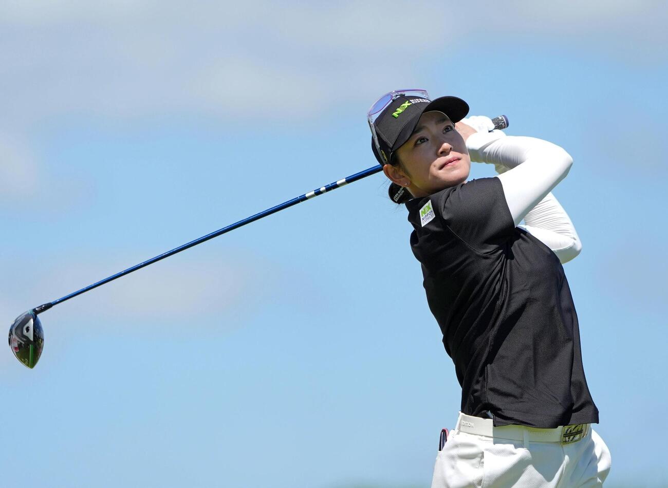 第1ラウンド、2番でティーショットを放つ原英莉花。イーブンパーで51位（共同）