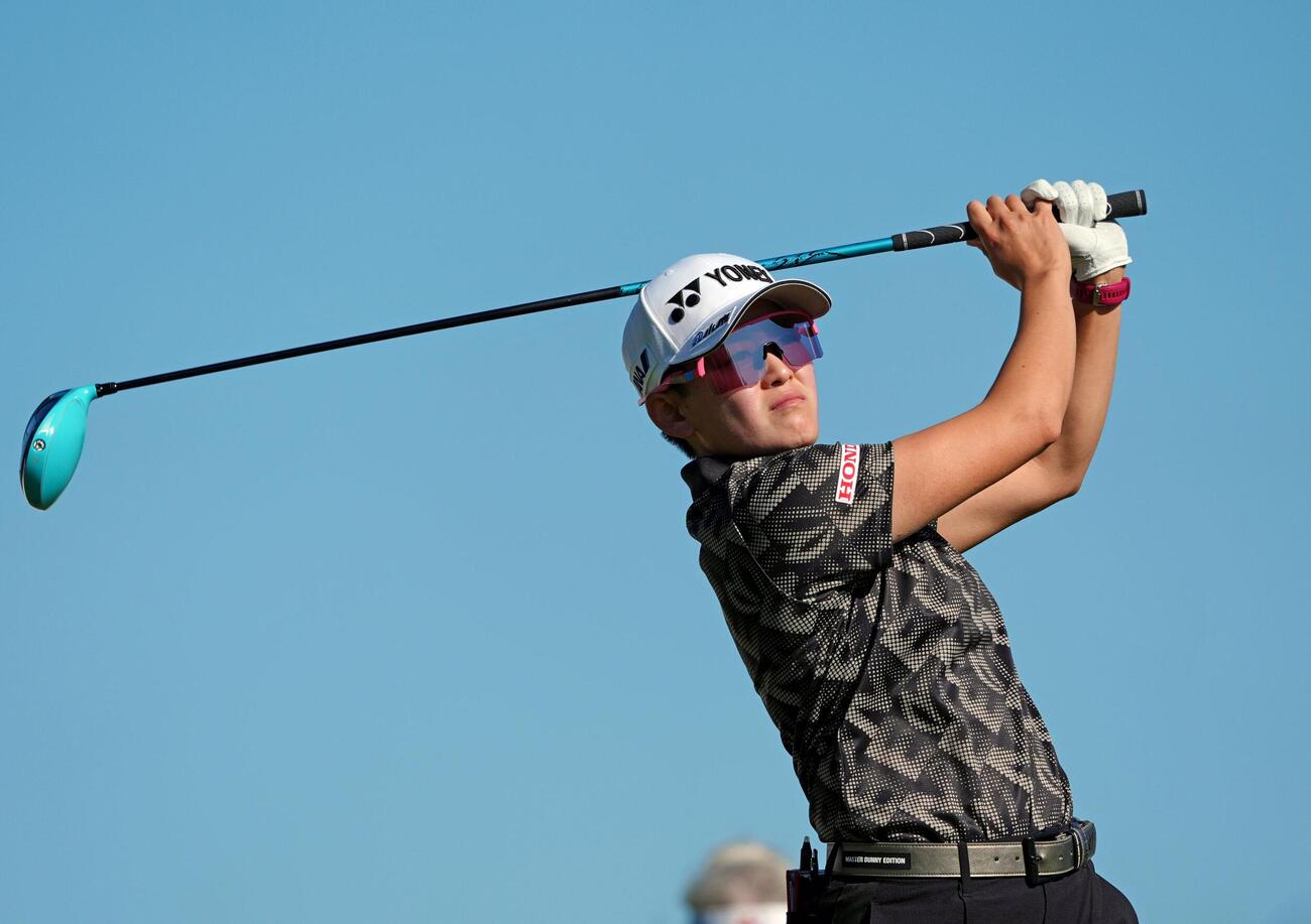 第1ラウンド、2番でティーショットを放つ岩井明愛。1アンダーで31位＝シービュー（共同）