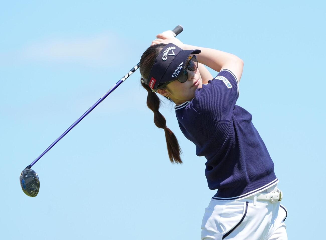 第1ラウンド、5番でティーショットを放つ西村優菜。2オーバーで90位＝シービュー（共同）