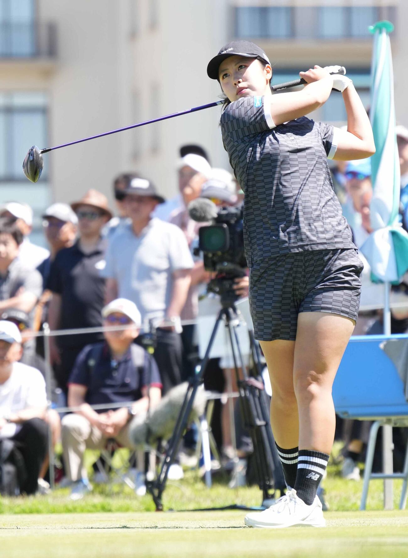 リゾートトラストレディース第3日　1番、ティーショットを放つ上野菜々子（撮影・小沢裕）