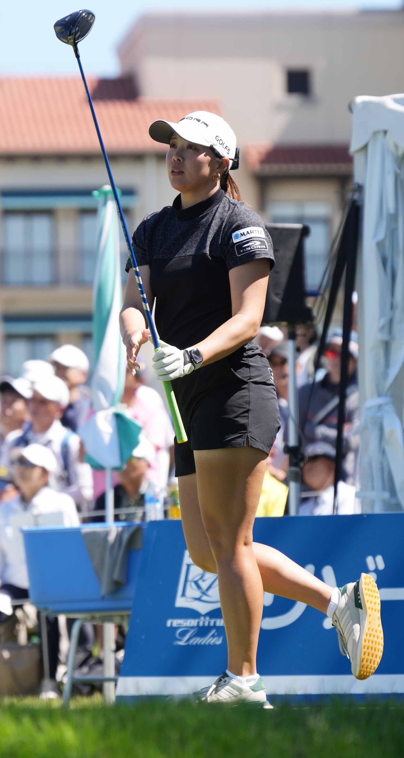 リゾートトラストレディース第3日　1番、ティーショットの打球を見つめる山本景子（撮影・小沢裕）