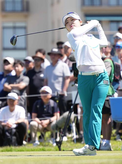 リゾートトラストレディース第3日 1番、ティーショットを放つイ・イェウォン(撮影・小沢裕)