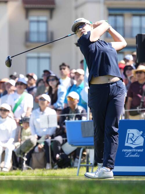 リゾートトラストレディース第3日 1番、ティーショットを放つイ・ミニョン(撮影・小沢裕)