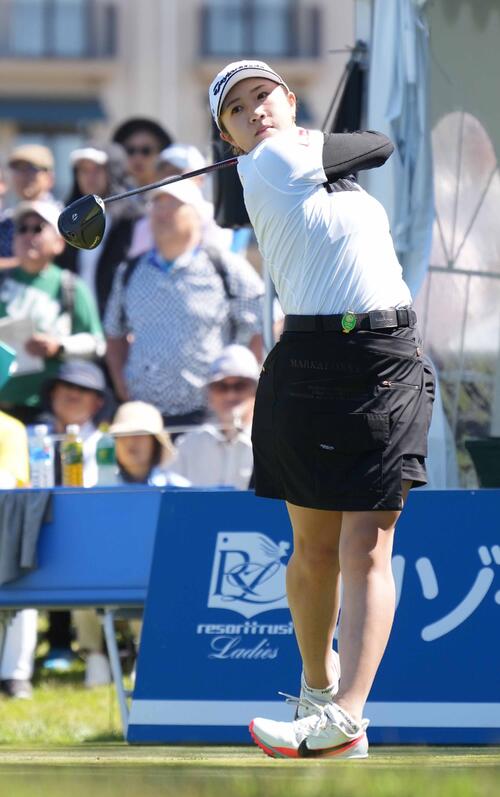 リゾートトラストレディース第3日 1番、ティーショットを放つ泉田琴菜(撮影・小沢裕)