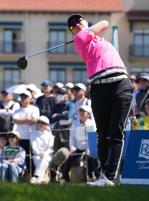 リゾートトラストレディース第3日 1番、ティーショットを放つ福山恵梨(撮影・小沢裕)
