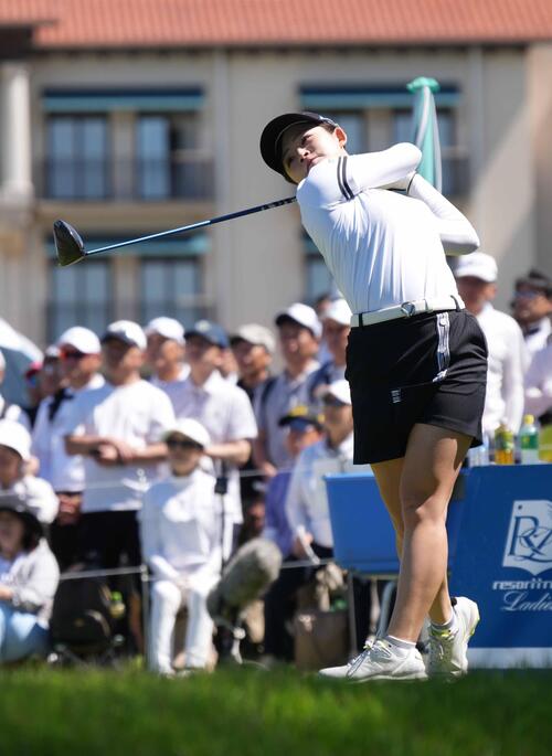 リゾートトラストレディース第3日 1番、ティーショットを放つ政田夢乃(撮影・小沢裕)