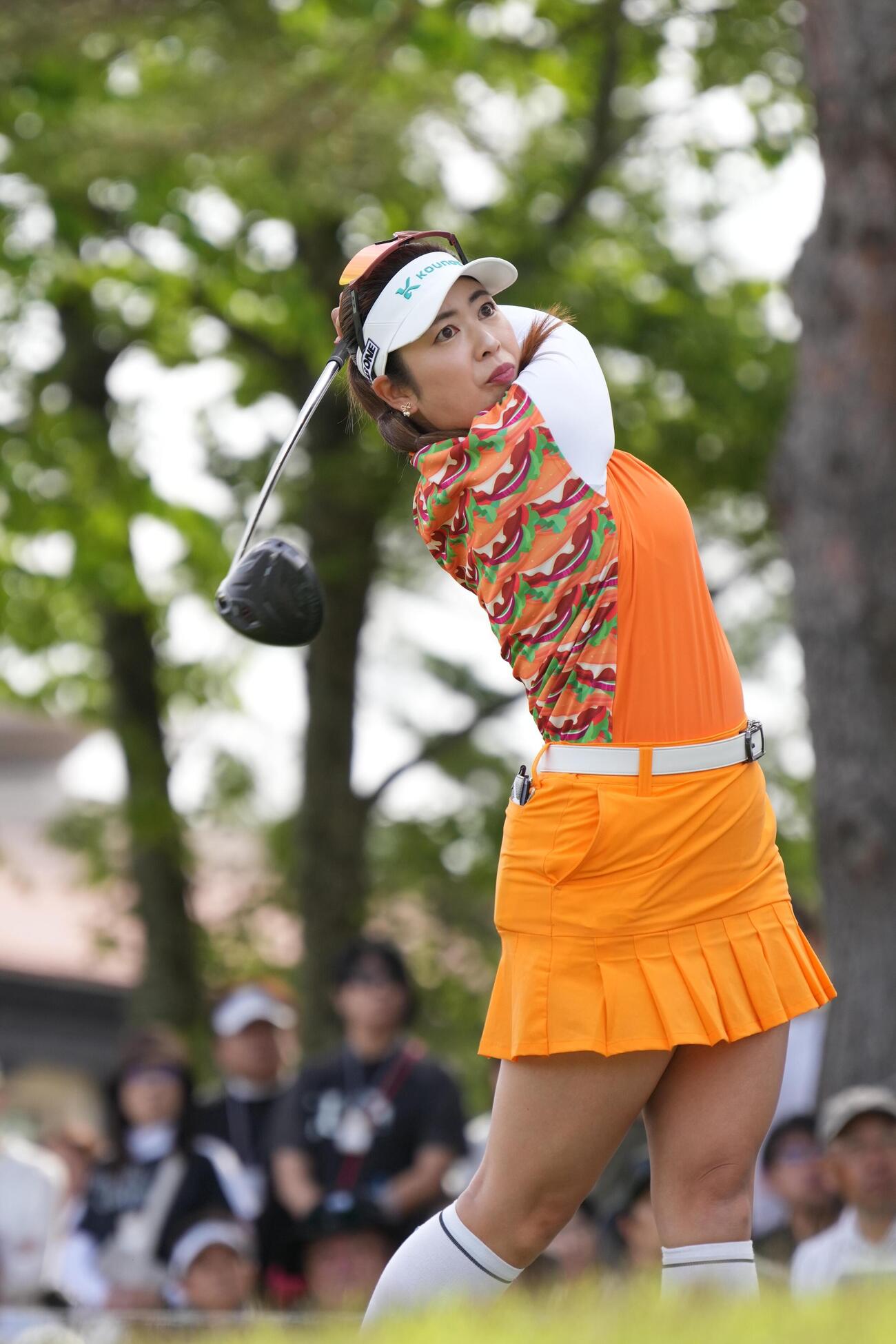 1番、ティーショットを放つ天本ハルカ
