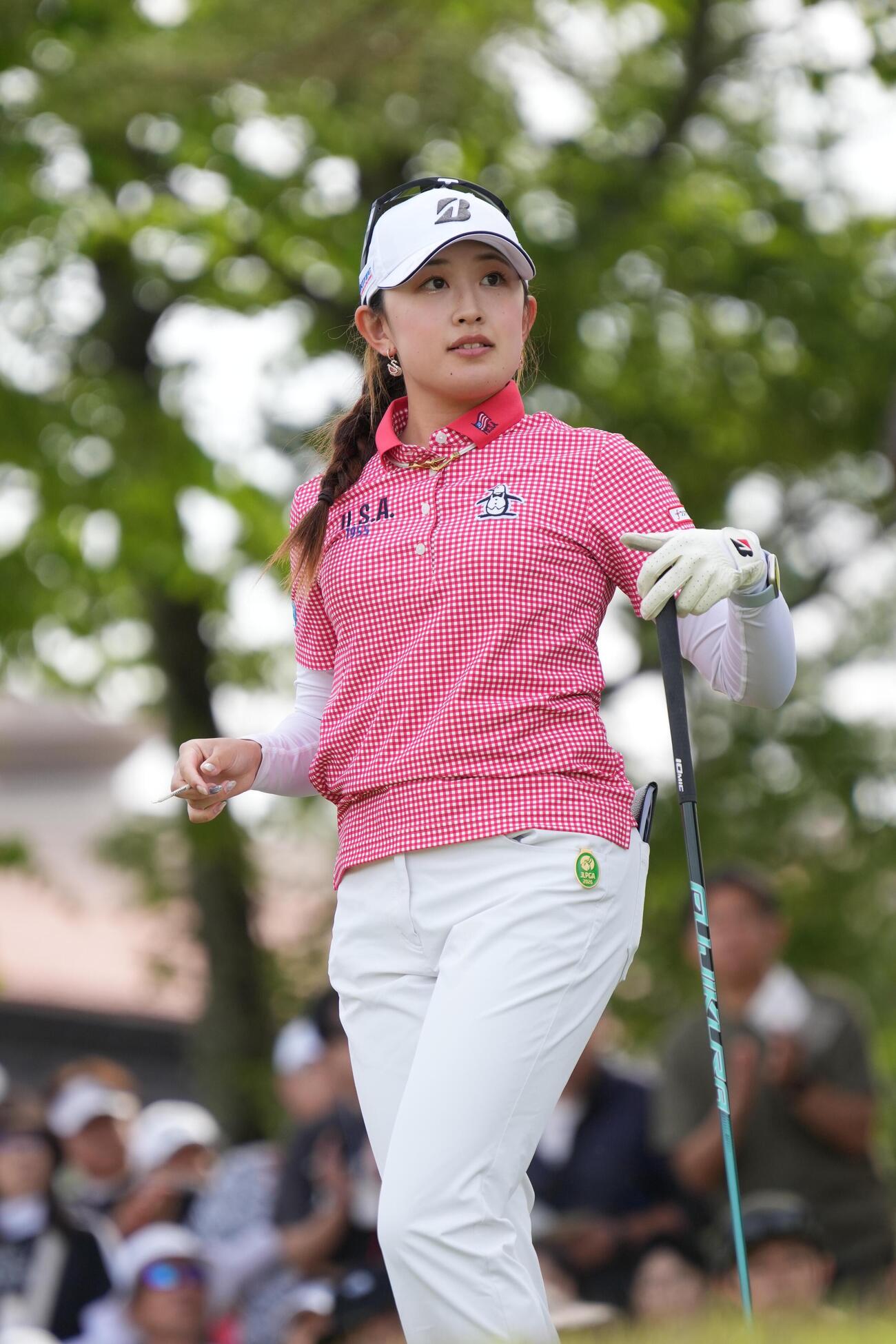 1番、ティーショットの打球を見つめる加藤麗奈