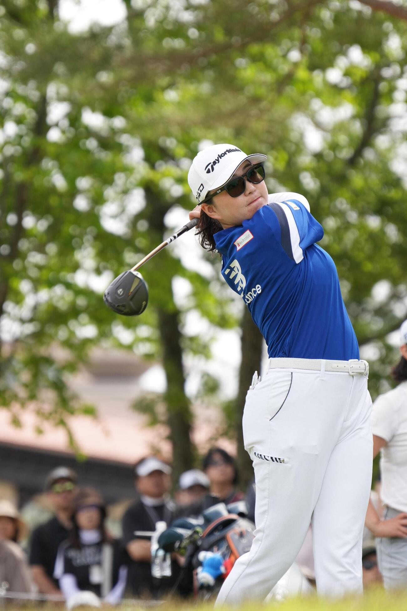 1番、ティーショットを放つ山内日菜子